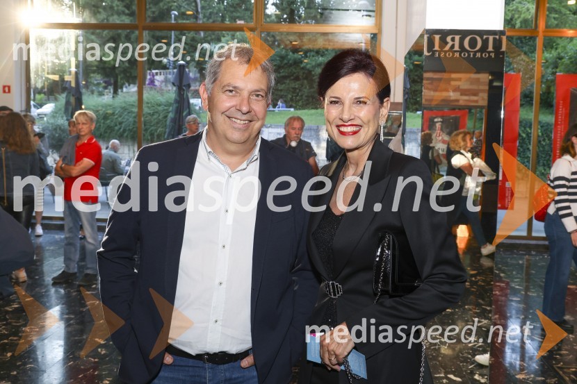  Borut Bažec, direktor, Avditorij Portorož;  Sonja Kajba, Rotary Club PortorožPremiera komedije Pegule avtorja Iztoka Mlakarja