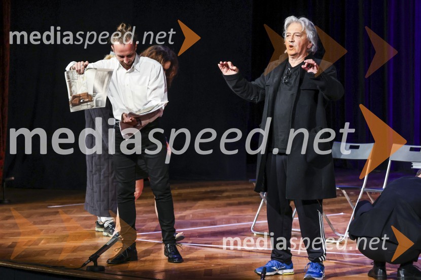  Ilija Ota, igralec;  Iztok Mlakar, kantavtor, gledališki igralecPremiera komedije Pegule avtorja Iztoka Mlakarja