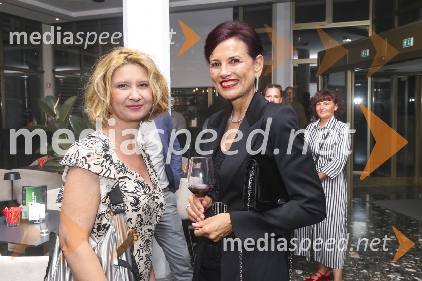  Vesna Pernarčič, igralka;  Sonja Kajba, Rotary Club PortorožPremiera komedije Pegule avtorja Iztoka Mlakarja