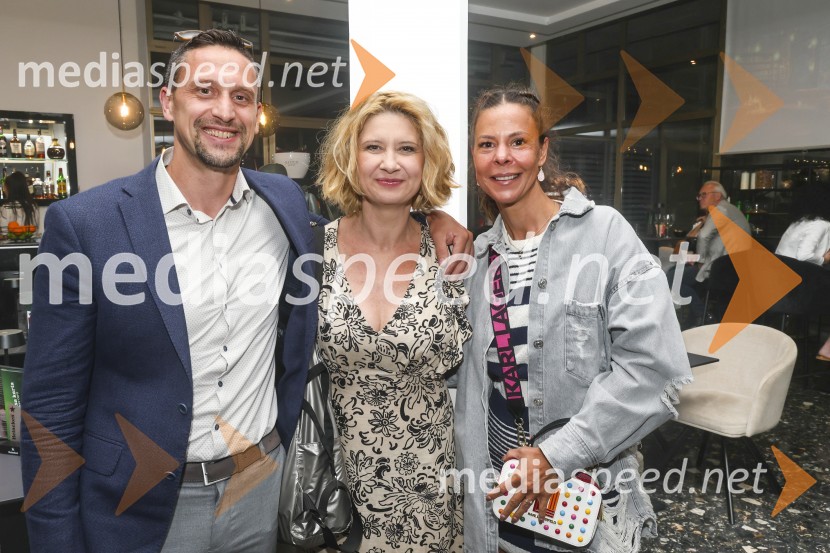  ... ;  Vesna Pernarčič, igralka;  ... Premiera komedije Pegule avtorja Iztoka Mlakarja