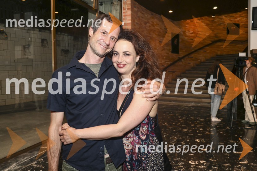  Peter Harl, igralec;  Urška Taufer, igralkaPremiera komedije Pegule avtorja Iztoka Mlakarja