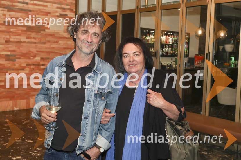  Vito Taufer, režiser;  Mojca Partljič, igralkaPremiera komedije Pegule avtorja Iztoka Mlakarja