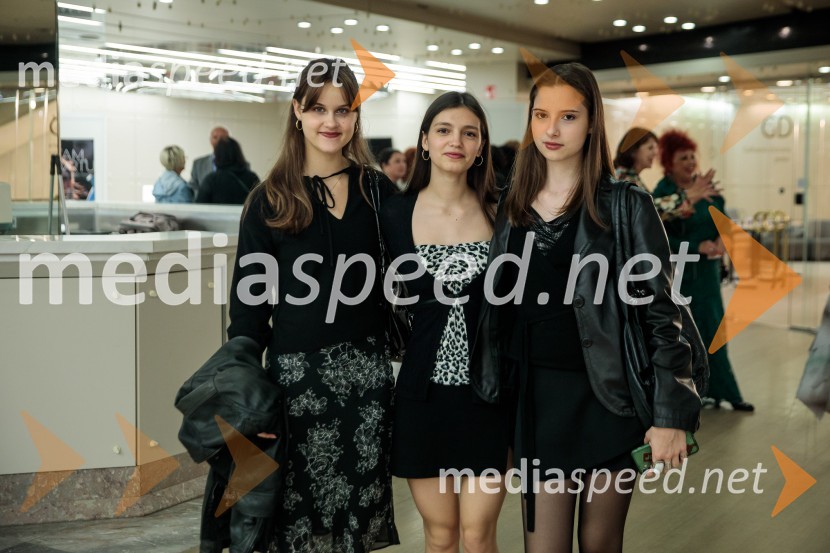 Urška Centa in Domen Novak s predstavo Tam, v vrtu