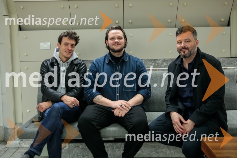  Erazem Izidor Grafenauer, kitarist;  Jošt Lampret, basist;  Jure Pukl, glasbenikUrška Centa in Domen Novak s predstavo Tam, v vrtu