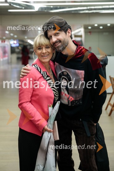  Barbra Jermann, urednica revije Suzy; mag. Kristijan Hvala, vodja področja ekonomike poslovanja Združenja bank SlovenijeUrška Centa in Domen Novak s predstavo Tam, v vrtu