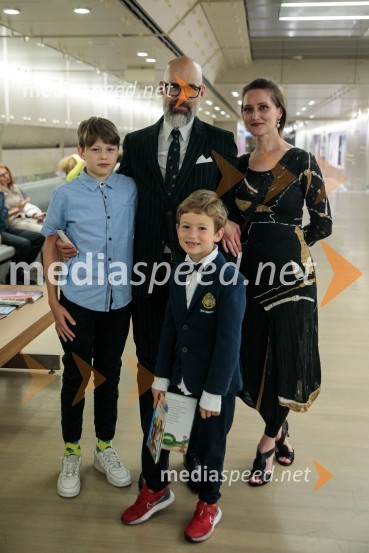 Urška Centa in Domen Novak s predstavo Tam, v vrtu