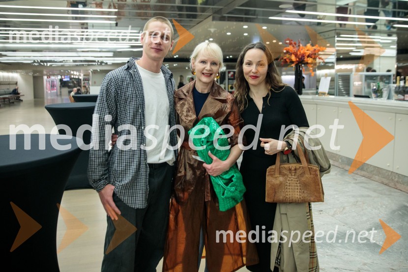  Timon Šturbej, igralec; dr. Mateja Matjašič Friš;  Iva Babić, igralkaUrška Centa in Domen Novak s predstavo Tam, v vrtu