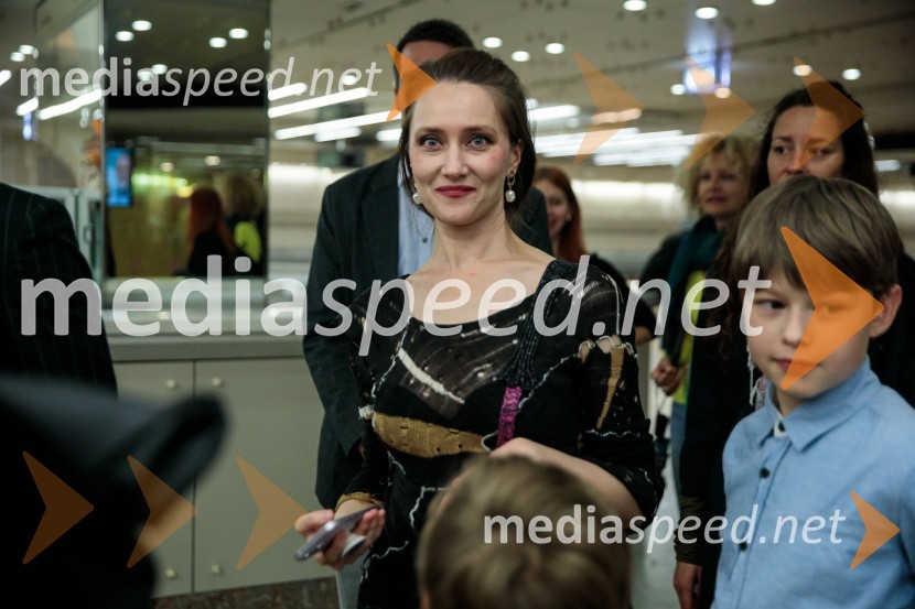 Urška Centa in Domen Novak s predstavo Tam, v vrtu