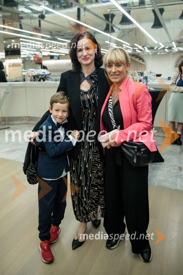  ... ;  Urša Draž, modna oblikovalka;  Barbra Jermann, urednica revije SuzyUrška Centa in Domen Novak s predstavo Tam, v vrtu