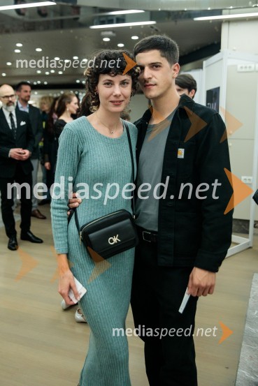  Teja Blatnik, manekenka;  ... Urška Centa in Domen Novak s predstavo Tam, v vrtu