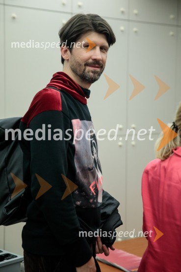  Tomaž Mihelič - Marlenna, član skupine SestreUrška Centa in Domen Novak s predstavo Tam, v vrtu