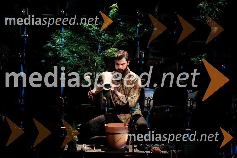  Domen Novak, igralec Urška Centa in Domen Novak s predstavo Tam, v vrtu