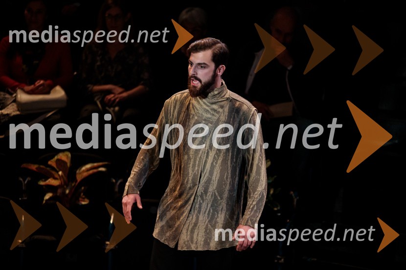  Domen Novak, igralec Urška Centa in Domen Novak s predstavo Tam, v vrtu