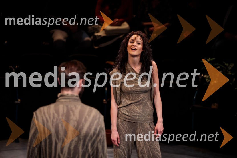  Urška Centa, plesalka flamenkaUrška Centa in Domen Novak s predstavo Tam, v vrtu