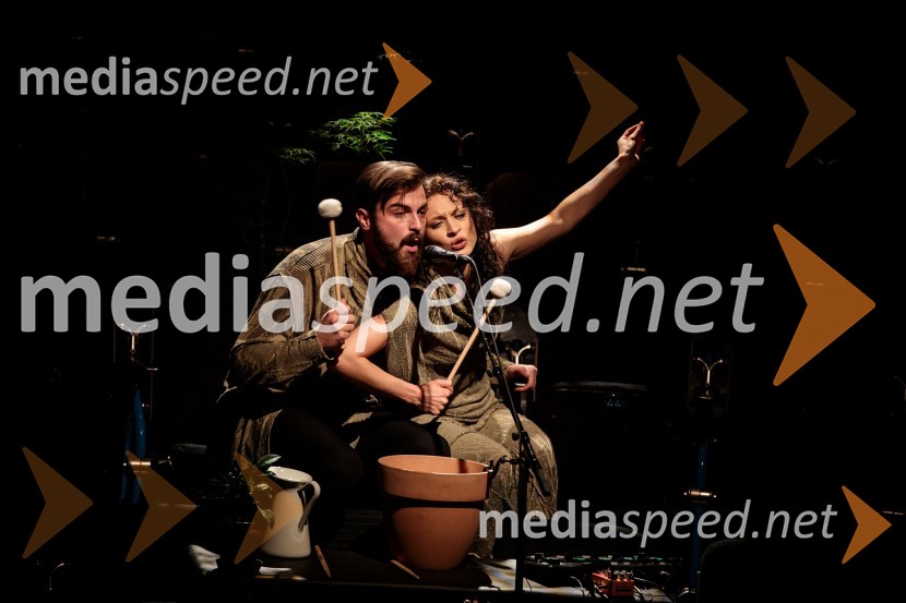  Domen Novak, igralec ;  Urška Centa, plesalka flamenkaUrška Centa in Domen Novak s predstavo Tam, v vrtu