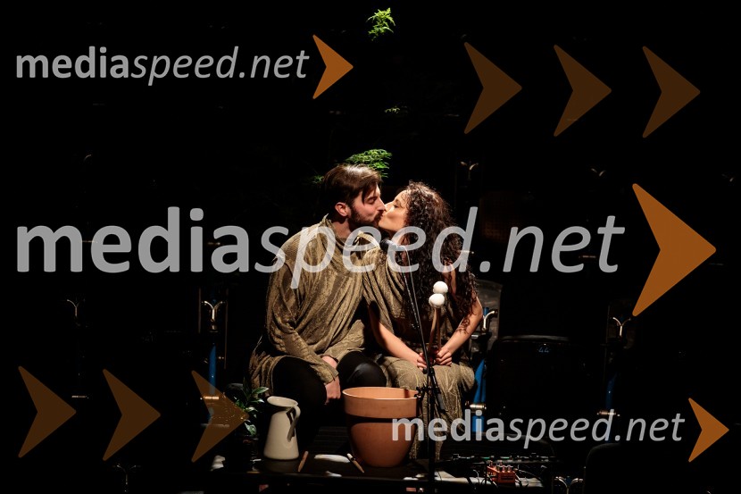  Domen Novak, igralec ;  Urška Centa, plesalka flamenkaUrška Centa in Domen Novak s predstavo Tam, v vrtu