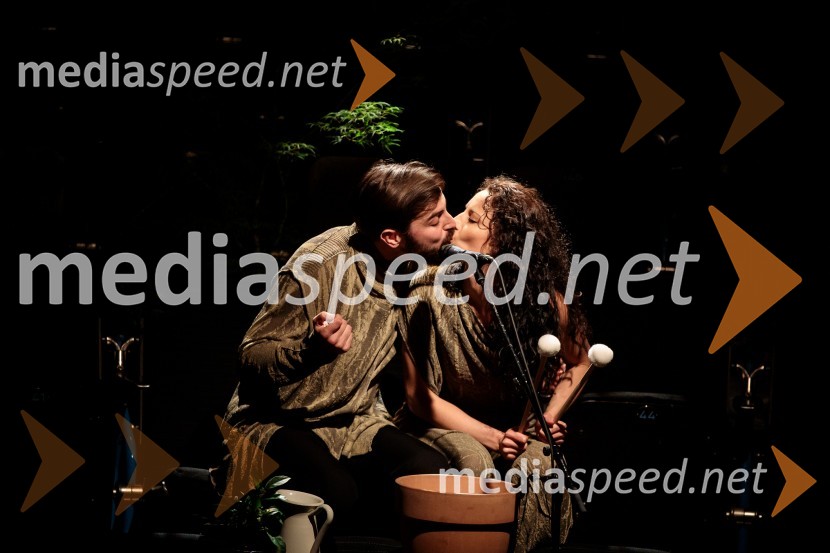  Domen Novak, igralec ;  Urška Centa, plesalka flamenkaUrška Centa in Domen Novak s predstavo Tam, v vrtu