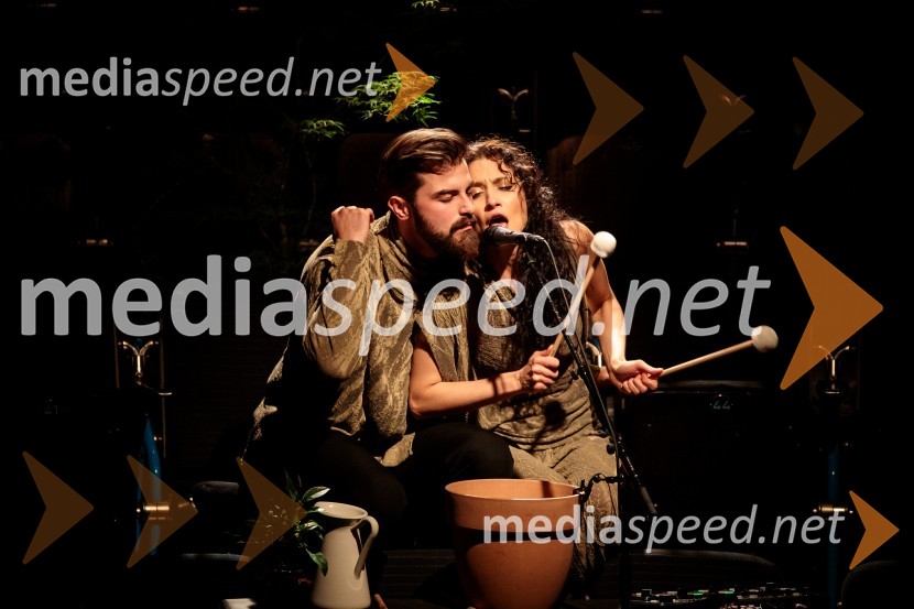  Domen Novak, igralec ;  Urška Centa, plesalka flamenkaUrška Centa in Domen Novak s predstavo Tam, v vrtu