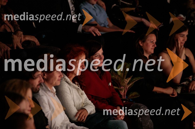 Urška Centa in Domen Novak s predstavo Tam, v vrtu