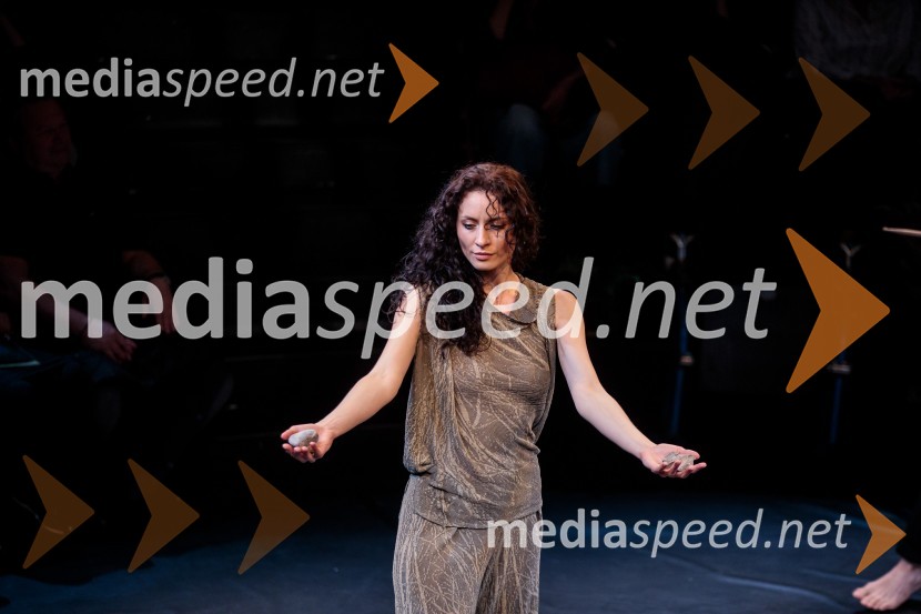  Urška Centa, plesalka flamenkaUrška Centa in Domen Novak s predstavo Tam, v vrtu