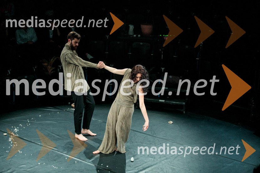  Domen Novak, igralec ;  Urška Centa, plesalka flamenkaUrška Centa in Domen Novak s predstavo Tam, v vrtu