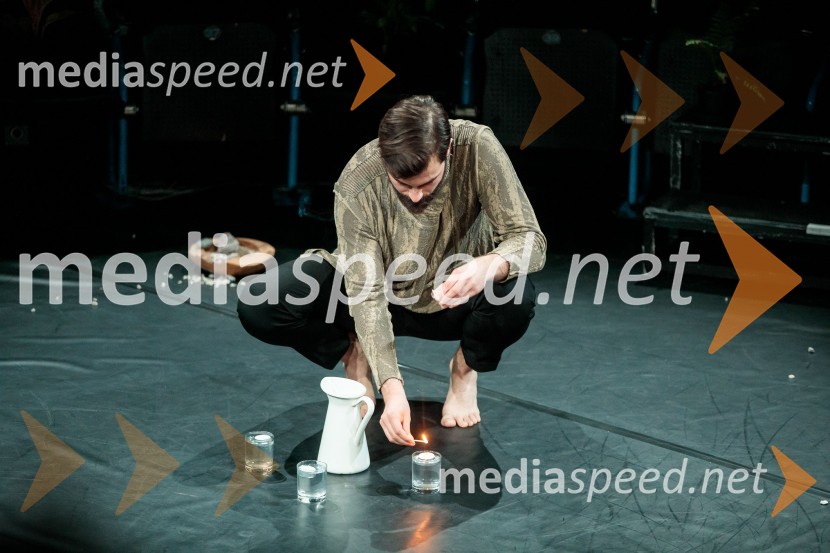  Domen Novak, igralec Urška Centa in Domen Novak s predstavo Tam, v vrtu