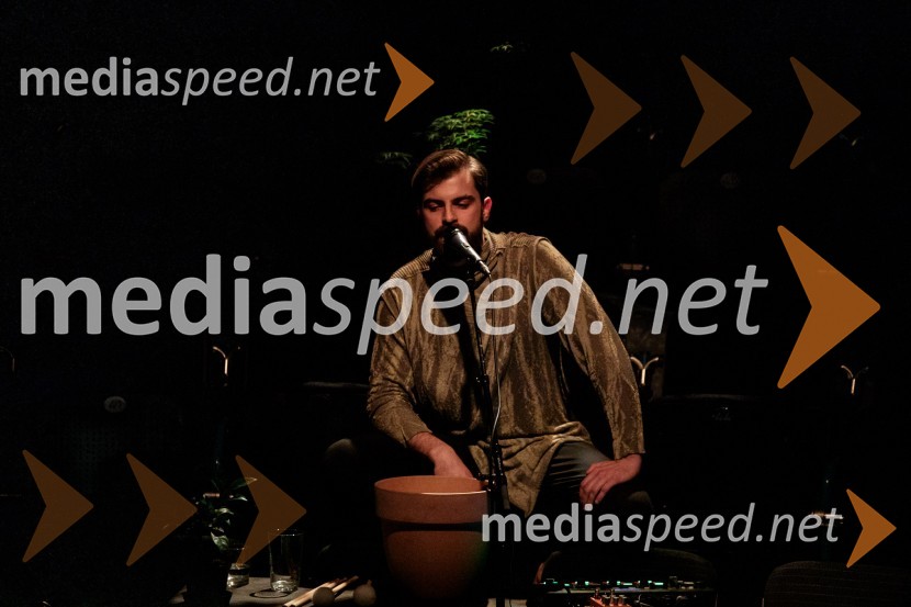  Domen Novak, igralec Urška Centa in Domen Novak s predstavo Tam, v vrtu