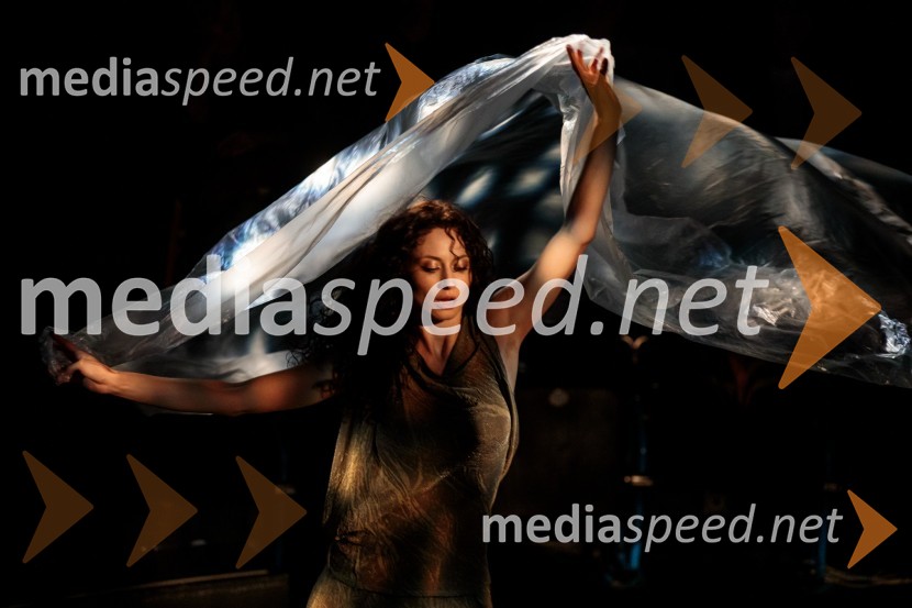  Urška Centa, plesalka flamenkaUrška Centa in Domen Novak s predstavo Tam, v vrtu