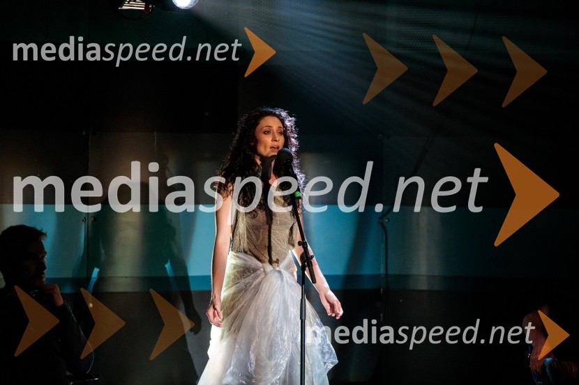  Urška Centa, plesalka flamenkaUrška Centa in Domen Novak s predstavo Tam, v vrtu