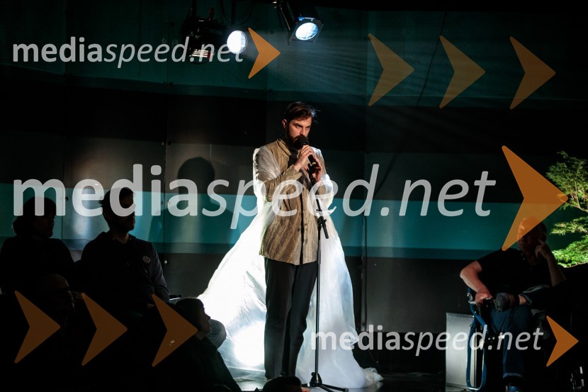  Domen Novak, igralec Urška Centa in Domen Novak s predstavo Tam, v vrtu