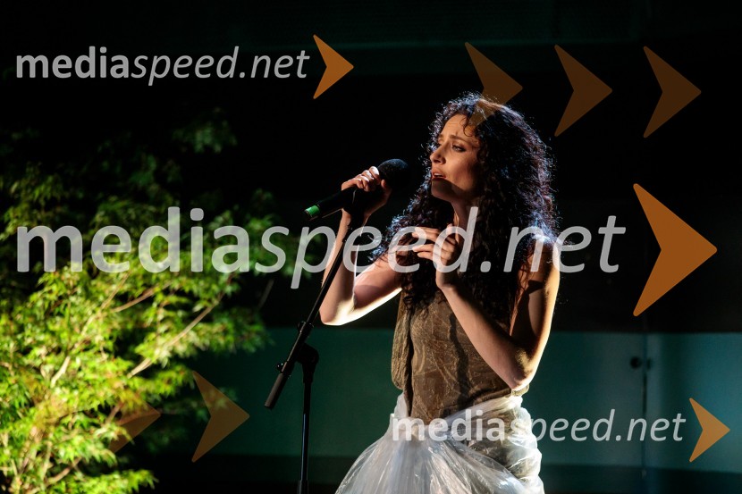  Urška Centa, plesalka flamenkaUrška Centa in Domen Novak s predstavo Tam, v vrtu