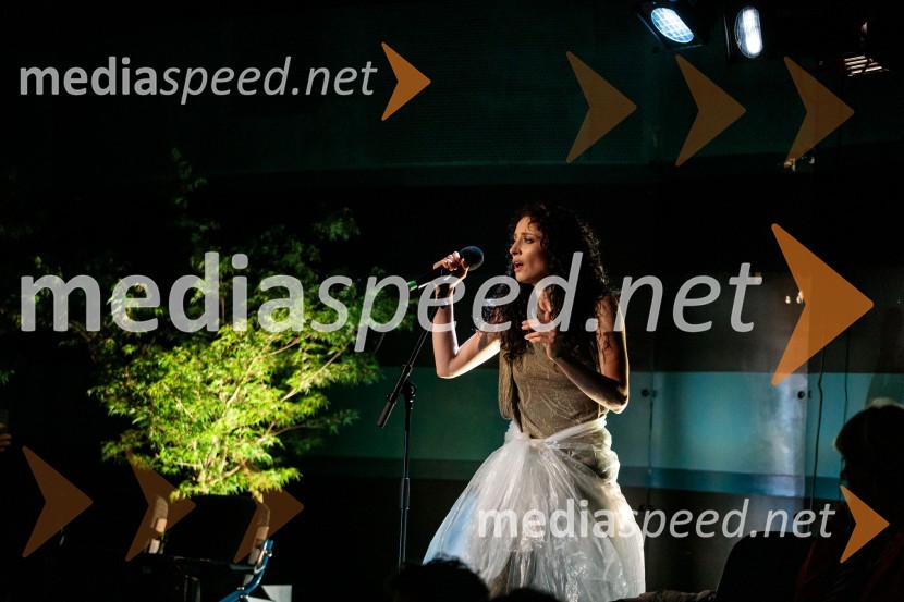  Urška Centa, plesalka flamenkaUrška Centa in Domen Novak s predstavo Tam, v vrtu