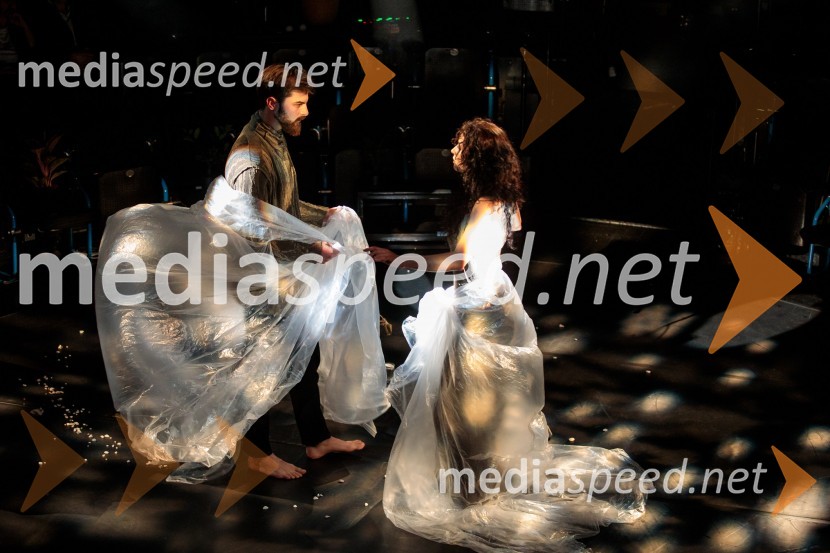  Domen Novak, igralec ;  Urška Centa, plesalka flamenkaUrška Centa in Domen Novak s predstavo Tam, v vrtu