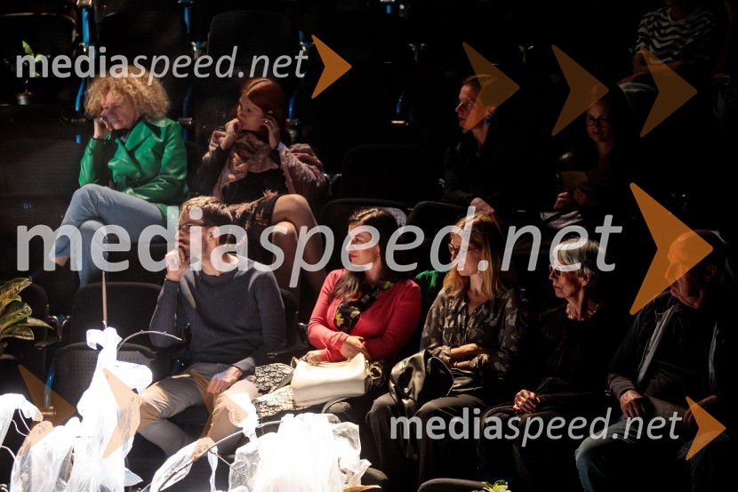 Urška Centa in Domen Novak s predstavo Tam, v vrtu