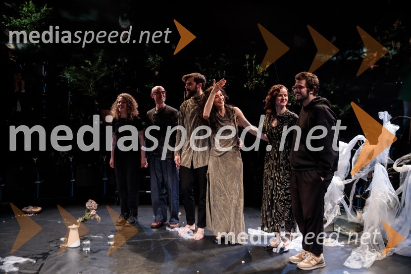  Lučka Centa, likovna umetnica;  Tomaž Draž, modni oblikovalec;  Domen Novak, igralec ;  Urška Centa, plesalka flamenka;  Urša Draž, modna oblikovalka;  Nik Žnidaršič, dramaturgUrška Centa in Domen Novak s predstavo Tam, v vrtu