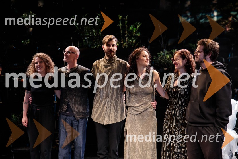  Lučka Centa, likovna umetnica;  Tomaž Draž, modni oblikovalec;  Domen Novak, igralec ;  Urška Centa, plesalka flamenka;  Urša Draž, modna oblikovalka;  Nik Žnidaršič, dramaturgUrška Centa in Domen Novak s predstavo Tam, v vrtu