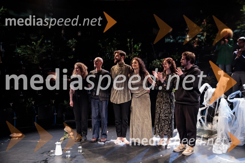  Lučka Centa, likovna umetnica;  Tomaž Draž, modni oblikovalec;  Domen Novak, igralec ;  Urška Centa, plesalka flamenka;  Urša Draž, modna oblikovalka;  Nik Žnidaršič, dramaturgUrška Centa in Domen Novak s predstavo Tam, v vrtu