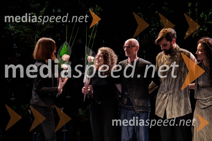  ... ;  Lučka Centa, likovna umetnica;  Tomaž Draž, modni oblikovalec;  Domen Novak, igralec ;  Urška Centa, plesalka flamenkaUrška Centa in Domen Novak s predstavo Tam, v vrtu