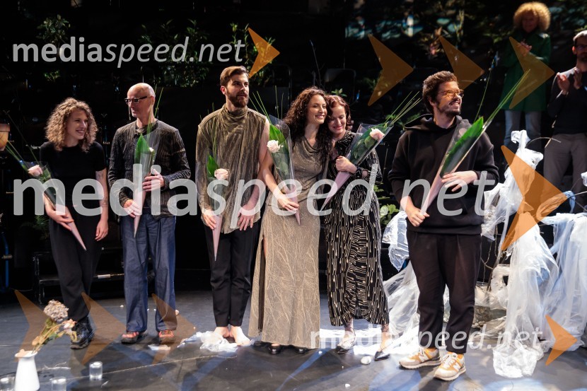  Lučka Centa, likovna umetnica;  Tomaž Draž, modni oblikovalec;  Domen Novak, igralec ;  Urška Centa, plesalka flamenka;  Urša Draž, modna oblikovalka;  Nik Žnidaršič, dramaturgUrška Centa in Domen Novak s predstavo Tam, v vrtu