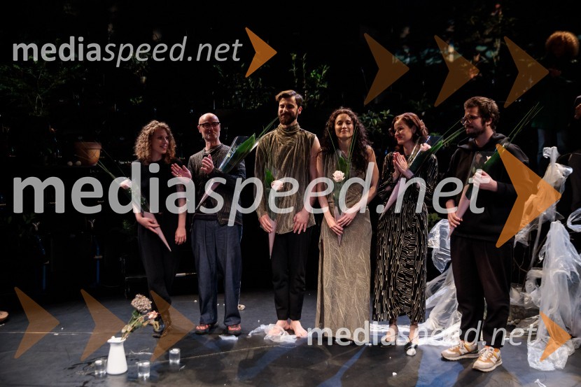  Lučka Centa, likovna umetnica;  Tomaž Draž, modni oblikovalec;  Domen Novak, igralec ;  Urška Centa, plesalka flamenka;  Urša Draž, modna oblikovalka;  Nik Žnidaršič, dramaturgUrška Centa in Domen Novak s predstavo Tam, v vrtu