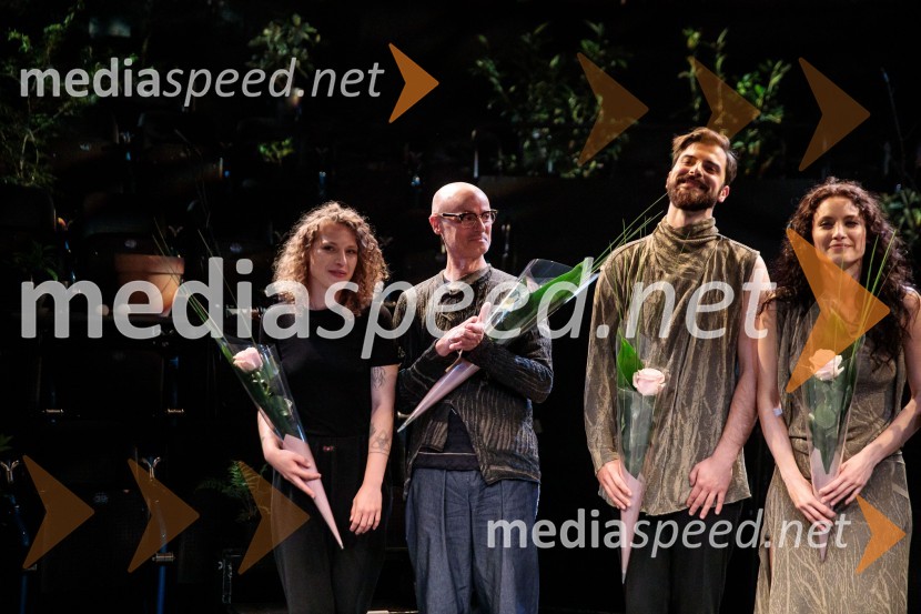  Lučka Centa, likovna umetnica;  Tomaž Draž, modni oblikovalec;  Domen Novak, igralec ;  Urška Centa, plesalka flamenkaUrška Centa in Domen Novak s predstavo Tam, v vrtu