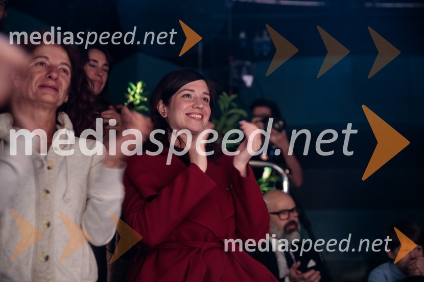 Urška Centa in Domen Novak s predstavo Tam, v vrtu