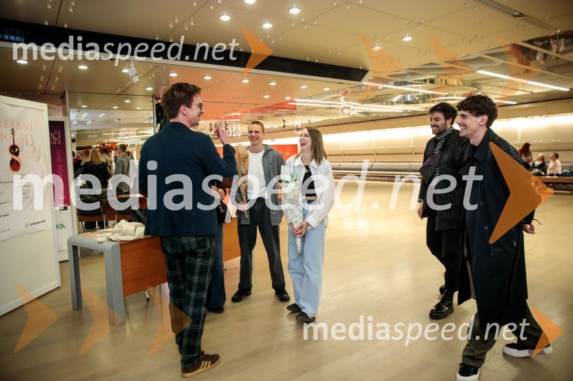 Urška Centa in Domen Novak s predstavo Tam, v vrtu