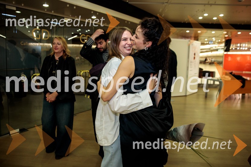  Klara Kuk, igralka, manekenka;  Urška Centa, plesalka flamenkaUrška Centa in Domen Novak s predstavo Tam, v vrtu