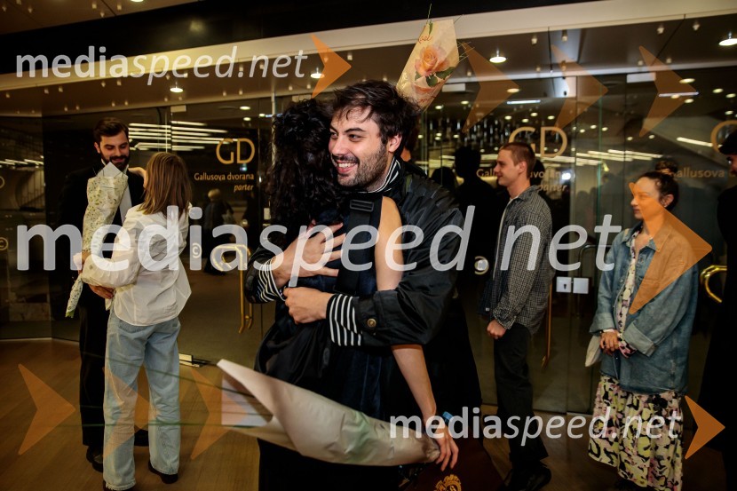  Benjamin Krnetić, igralecUrška Centa in Domen Novak s predstavo Tam, v vrtu