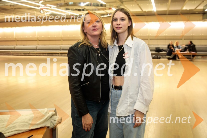  ... ;  Klara Kuk, igralka, manekenkaUrška Centa in Domen Novak s predstavo Tam, v vrtu