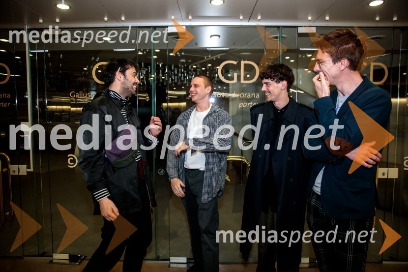  Benjamin Krnetić, igralec;  Timon Šturbej, igralec;  Nejc Cijan Garlatti, igralec;  Jure Henigman, igralecUrška Centa in Domen Novak s predstavo Tam, v vrtu