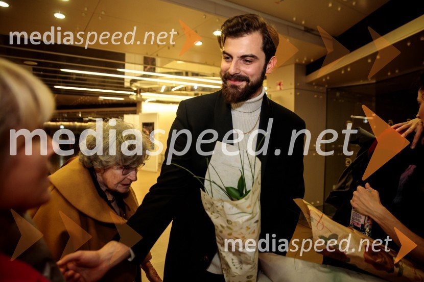  Domen Novak, igralec Urška Centa in Domen Novak s predstavo Tam, v vrtu