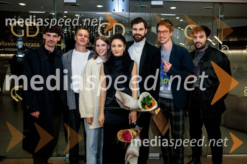  Nejc Cijan Garlatti, igralec;  Timon Šturbej, igralec;  Klara Kuk, igralka, manekenka;  Urška Centa, plesalka flamenka;  Domen Novak, igralec ;  Jure Henigman, igralec;  Benjamin Krnetić, igralecUrška Centa in Domen Novak s predstavo Tam, v vrtu