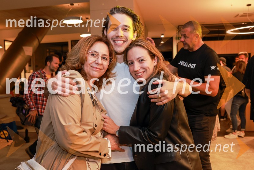 dr. med.  Snežana Cvjetićanin, pediatrinja;  Bojan Cvjetićanin, Joker Out;  Tijana CvjetićaninEkskluzivni koncert Joker out ob 50-letnici Poli